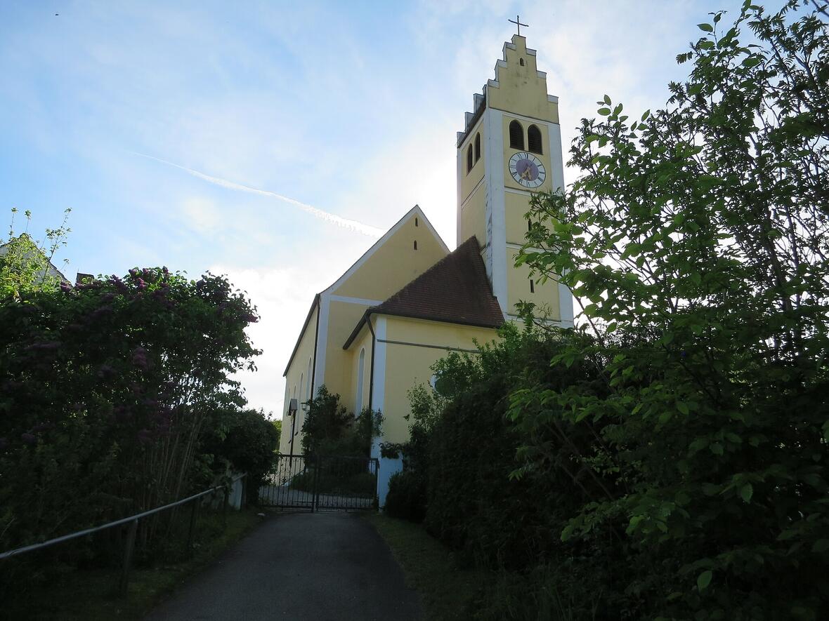 st_vitus_goebelsbach_06_kirche_im_gegenlicht